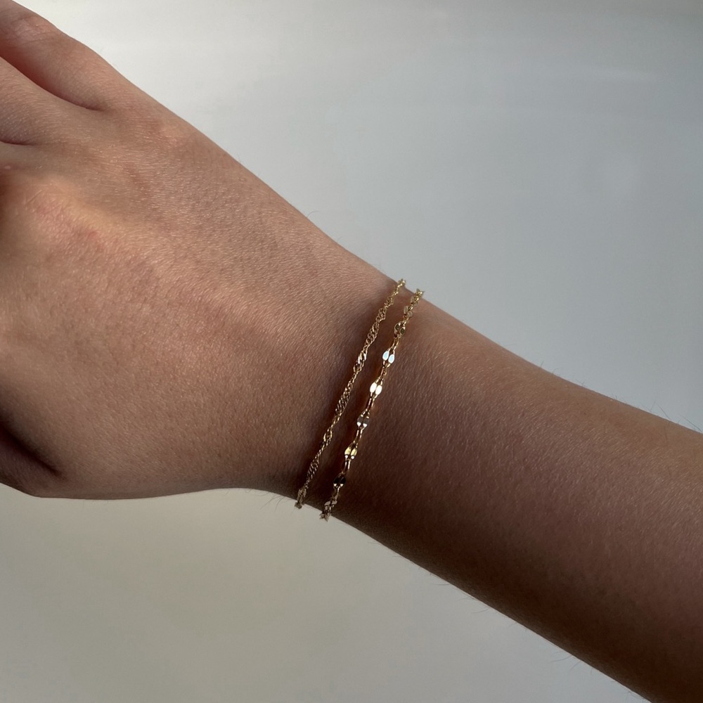 Set of two gold bracelets